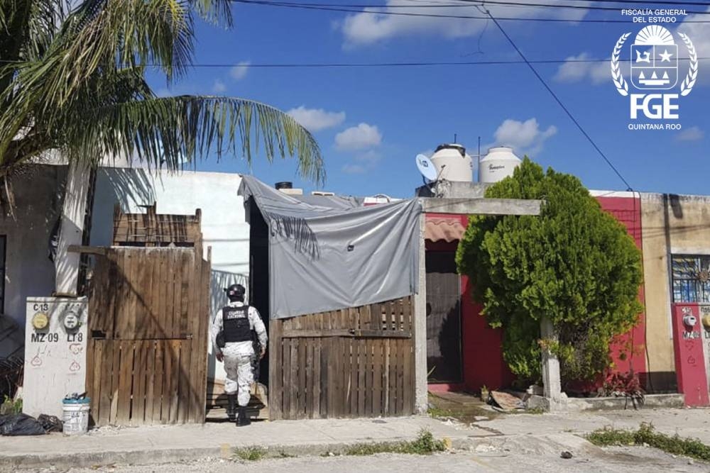 Además de la droga, también fueron aseguradas dos básculas y un chaleco táctico. Foto: Por Esto!