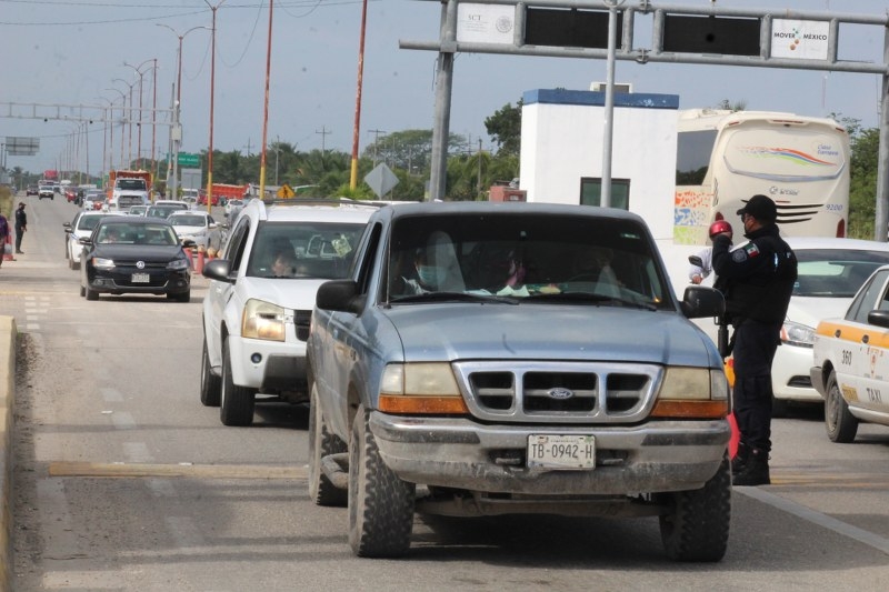 La revisión vehicular en el C4 generó largas filas de aproximadamente 100 vehículos, tanto para ingresar como para salir de Chetumal. Foto: Manuel Colli