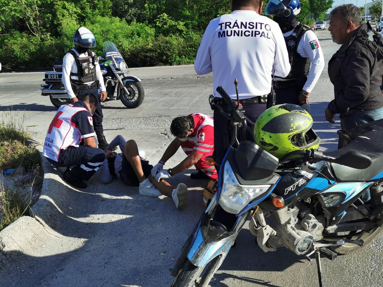 Ambos motociclistas fueron atendidos por la Cruz Roja Mexicana. Foto: Irelis Leal
