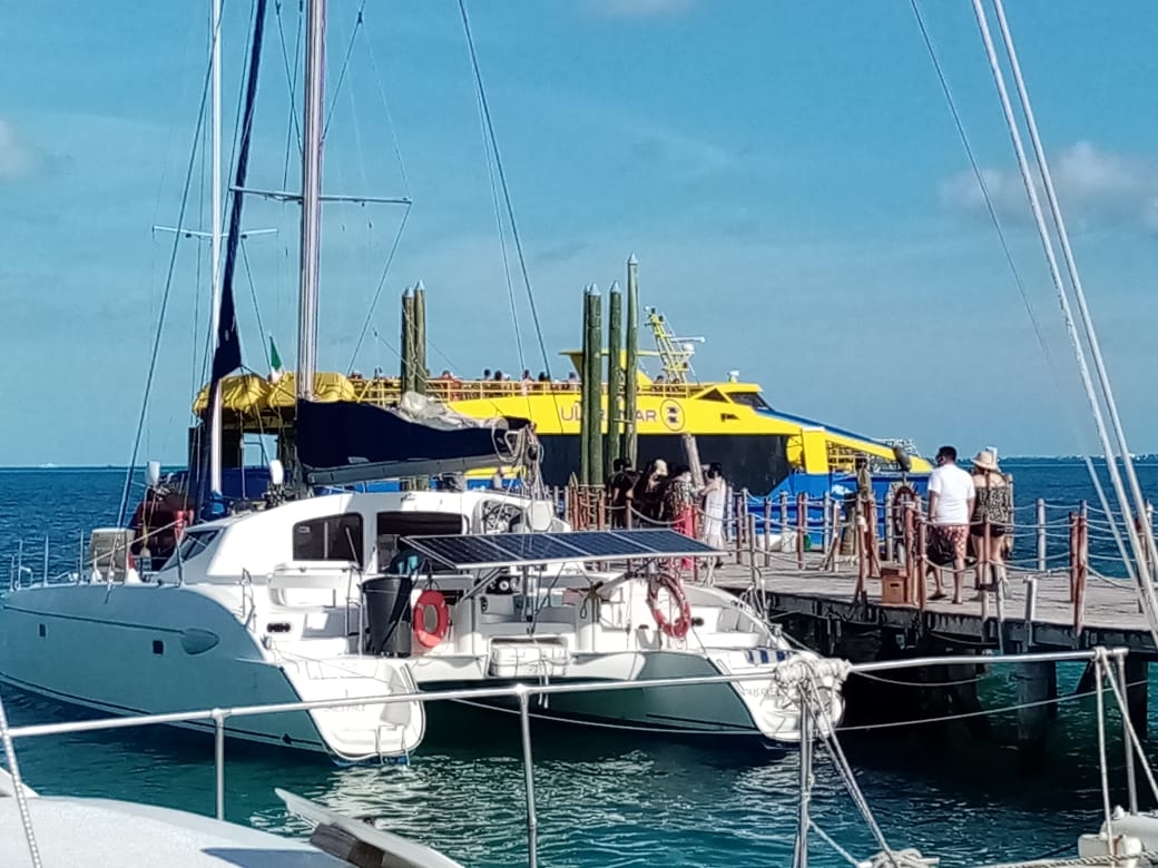 Los turistas no siguieron lineamientos sanitarios contra el COVID-19 en accesos de la terminal marítima en Cancún. Foto: Óscar Gómez