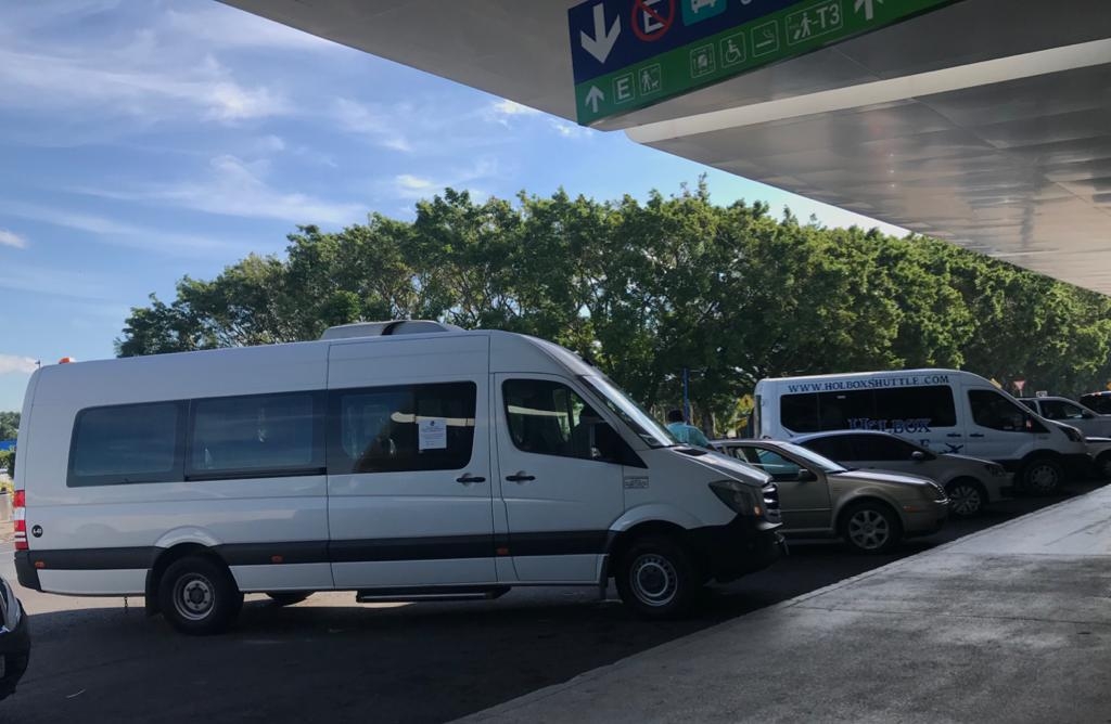 Grupo Aeroportuario del Sureste  (ASUR) informó que ya implementó un operativo para localizarlos y removerlos de las terminales. Foto: Nayeli Miranda