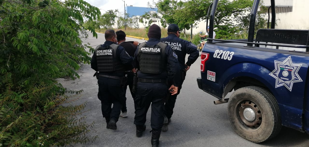 Uniformados detuvieron a uno de los dos sospechosos. Foto: Irelis Leal