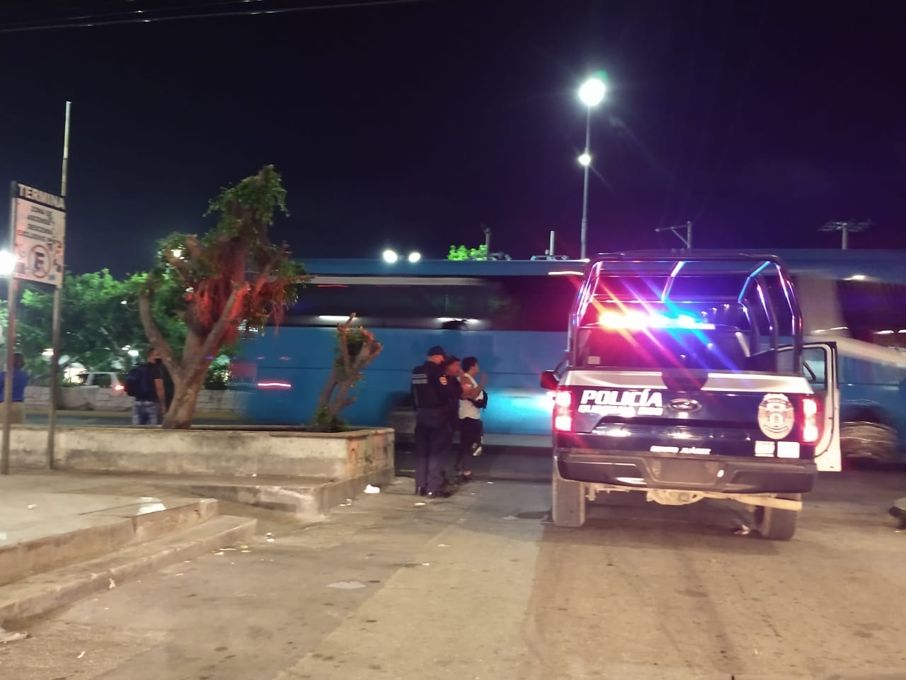 Detenidos por robarle su arma a un policía en Cancún
