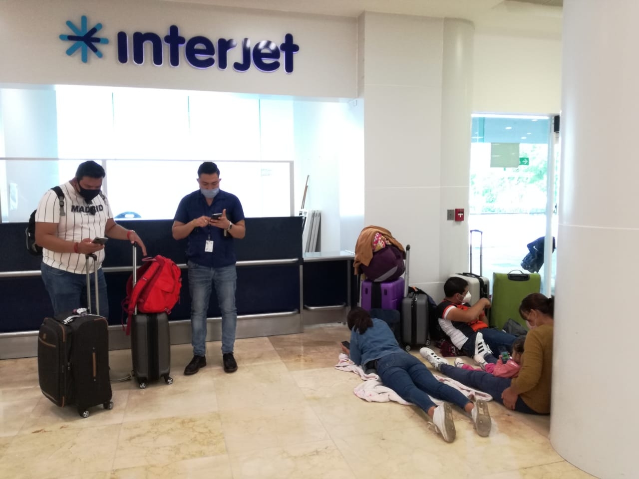 Interjet canceló sus vuelos del Aeropuerto de Cancún sin previo aviso a sus pasajeros; sin personal en módulo de la aerolínea