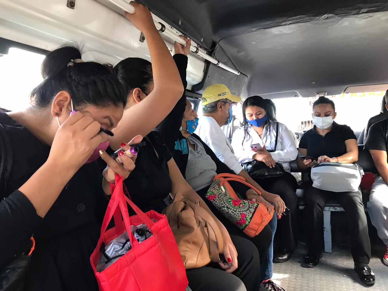 El transporte público es uno de los que más viola los protocolos sanitarios al permitir un número mayor de pasajeros e incluso sin cubrebocas El transporte público es uno de los que más viola los protocolos sanitarios al permitir un número mayor de pasajeros e incluso sin cubrebocas
