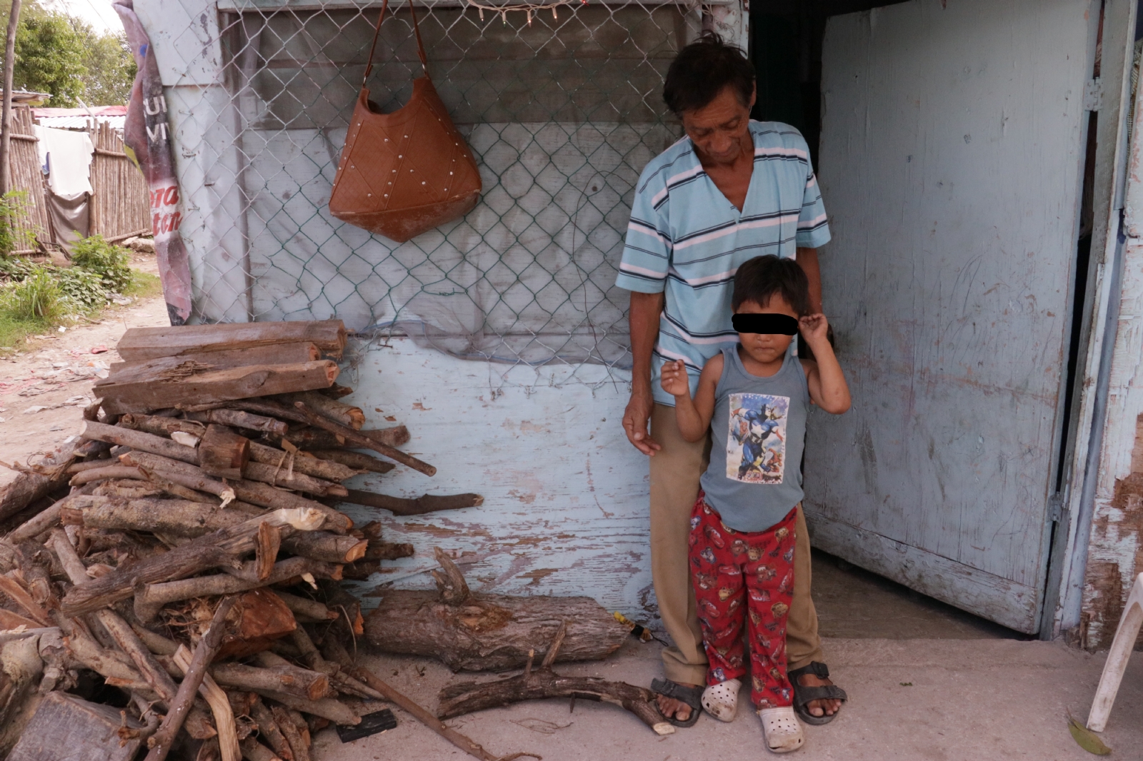 Con los 30 pesos que logra al día con la venta de leña, José y su hijo tienen que saciar su hambre ante la imposibilidad de obtener empleo Con los 30 pesos que logra al día con la venta de leña, José y su hijo tienen que saciar su hambre ante la imposibilidad de obtener empleo