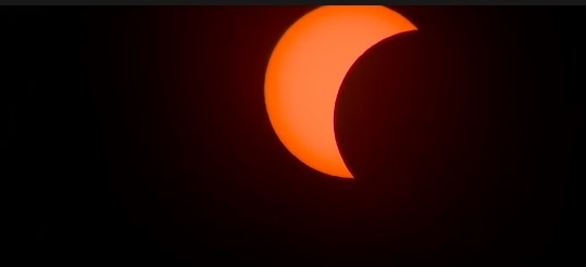 Aquí puedes ver el último eclipse solar del año. Aquí puedes ver el último eclipse solar del año.