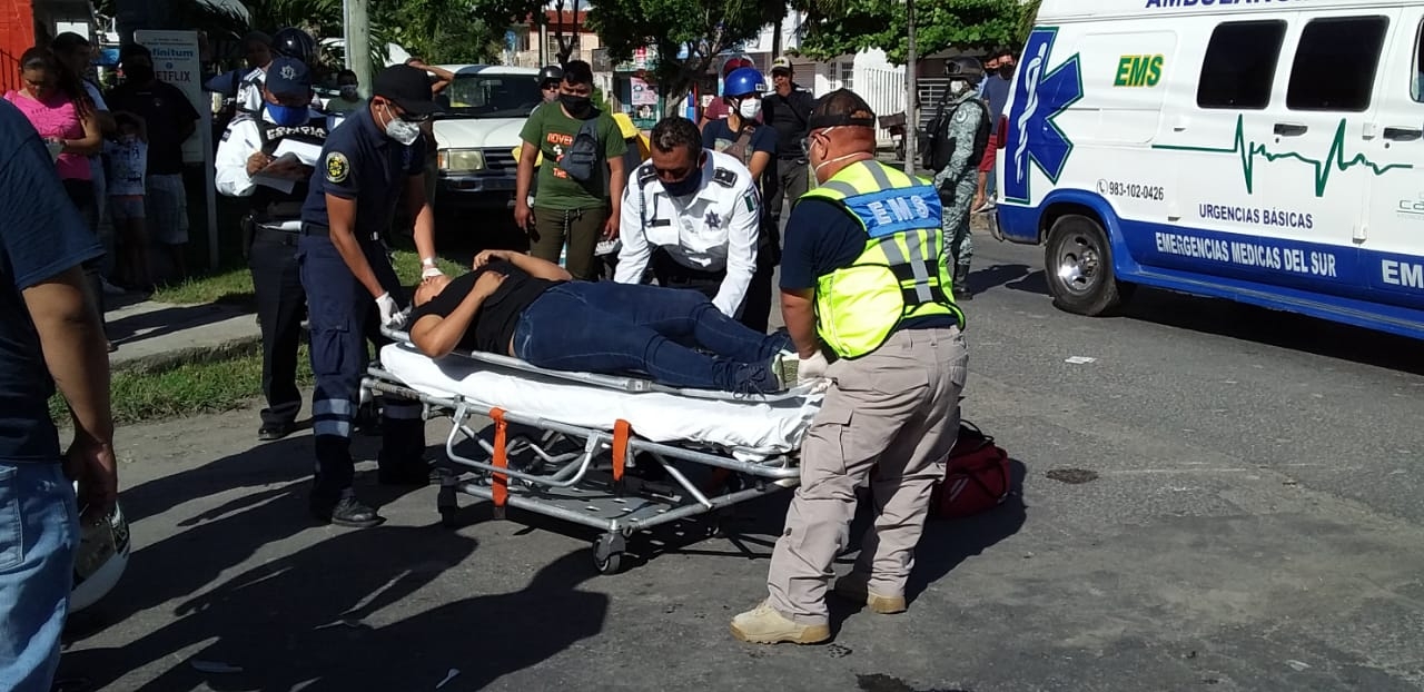 La mujer fue llevada al hospital debido al golpe recibido La mujer fue llevada al hospital debido al golpe recibido