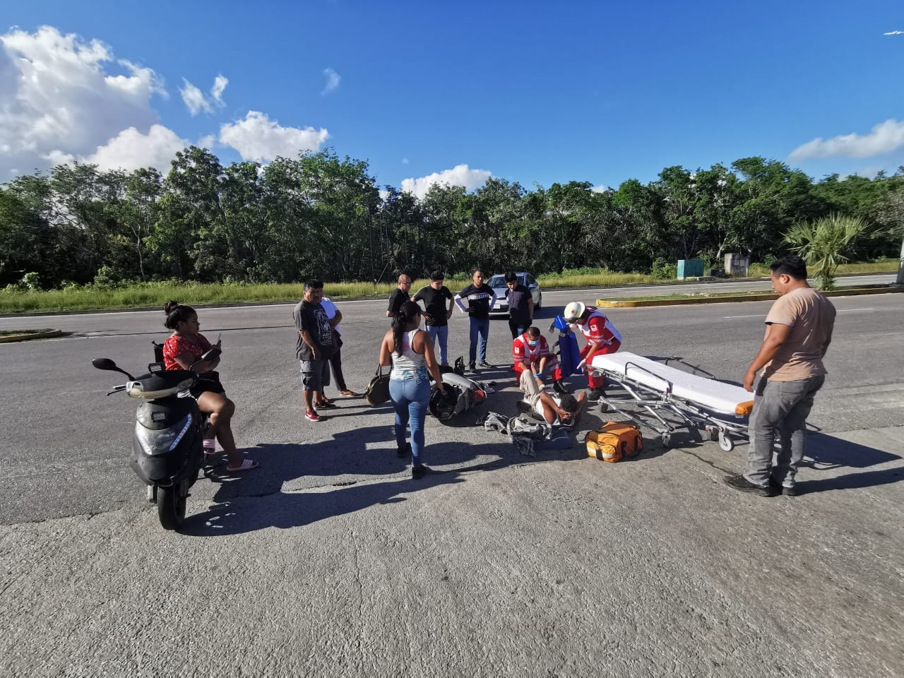 Servicios médicos de la Cruz Roja Mexicana acudieron al sitio del accidente para trasladar al hombre al Hospital General