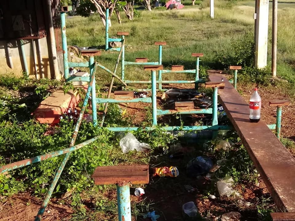 Las bancas han sido desmanteladas poco a poco por ciudadanos circunvecinos Las bancas han sido desmanteladas poco a poco por ciudadanos circunvecinos