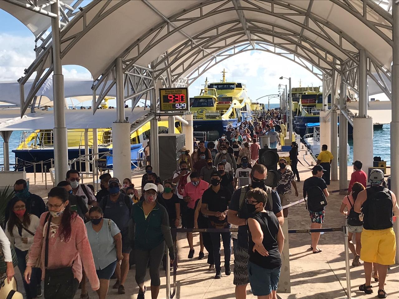 Desde la mañana de hoy se pudo observar el aumento de personas deseosas por cruzar a Isla Mujeres Desde la mañana de hoy se pudo observar el aumento de personas deseosas por cruzar a Isla Mujeres