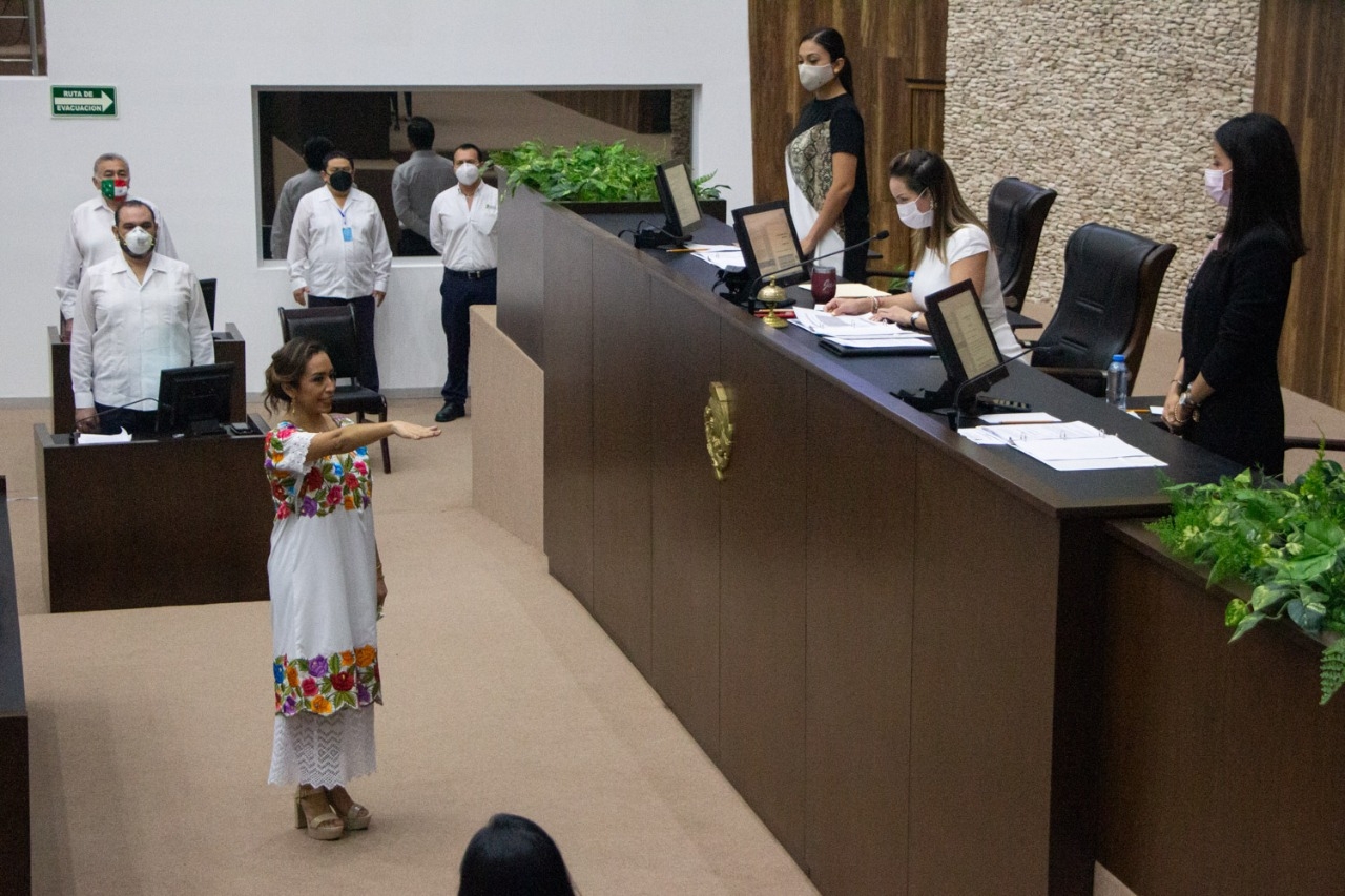 María Segovia rinde protesta como nueva comisionada del INAIP