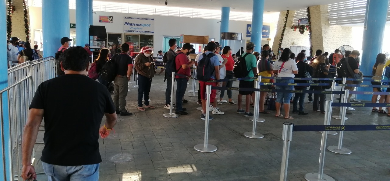 En la terminal marítima de Isla Mujeres, se observó la larga fila de gente esperando abordar En la terminal marítima de Isla Mujeres, se observó la larga fila de gente esperando abordar