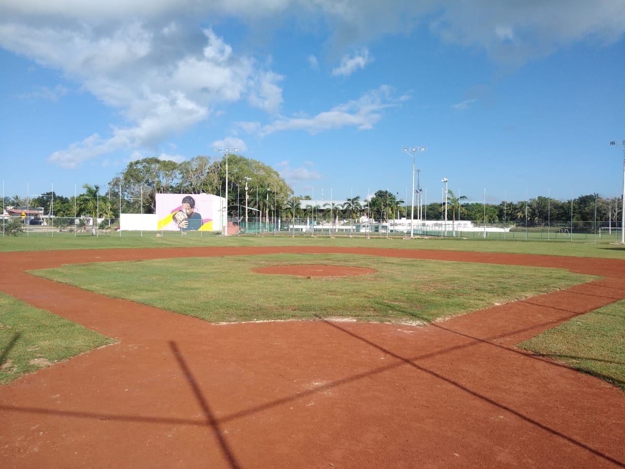 Con estas labores se da un impulso a la práctica del softbol y béisbol infantil en Bacalar Con estas labores se da un impulso a la práctica del softbol y béisbol infantil en Bacalar