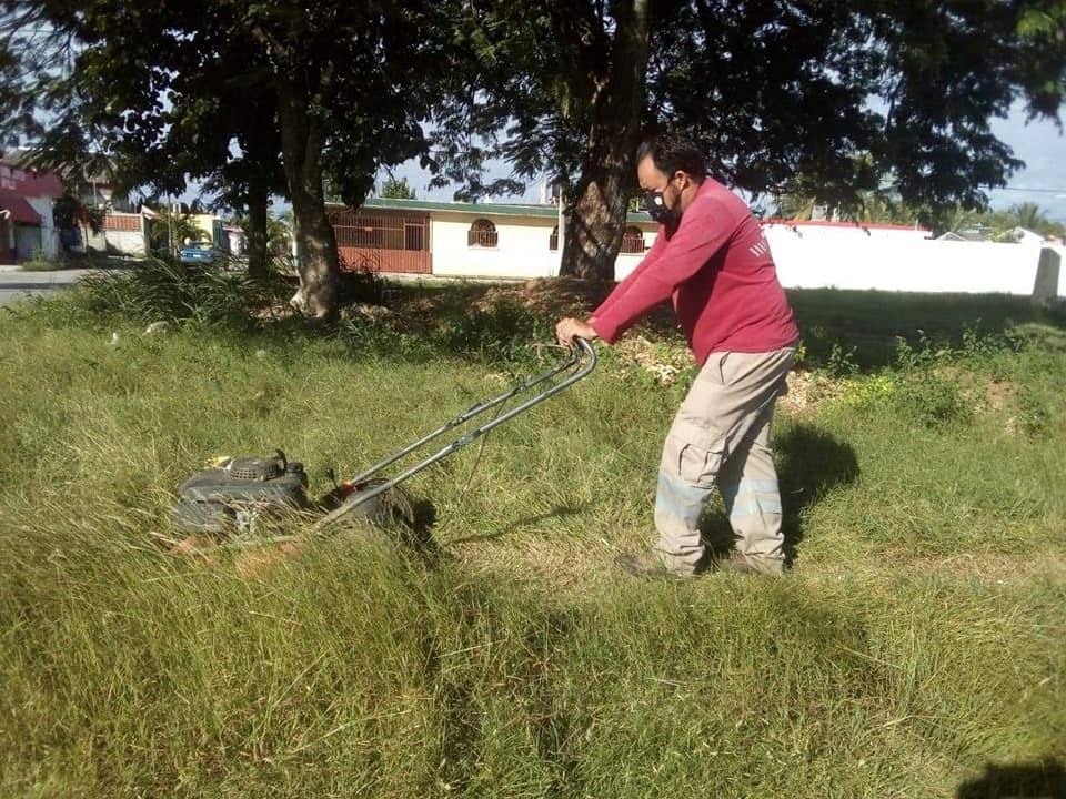Jugadores se dieron a la tarea de limpiar la zona juego para rehabilitar el campo municipal con sus propias podadoras Jugadores se dieron a la tarea de limpiar la zona juego para rehabilitar el campo municipal con sus propias podadoras