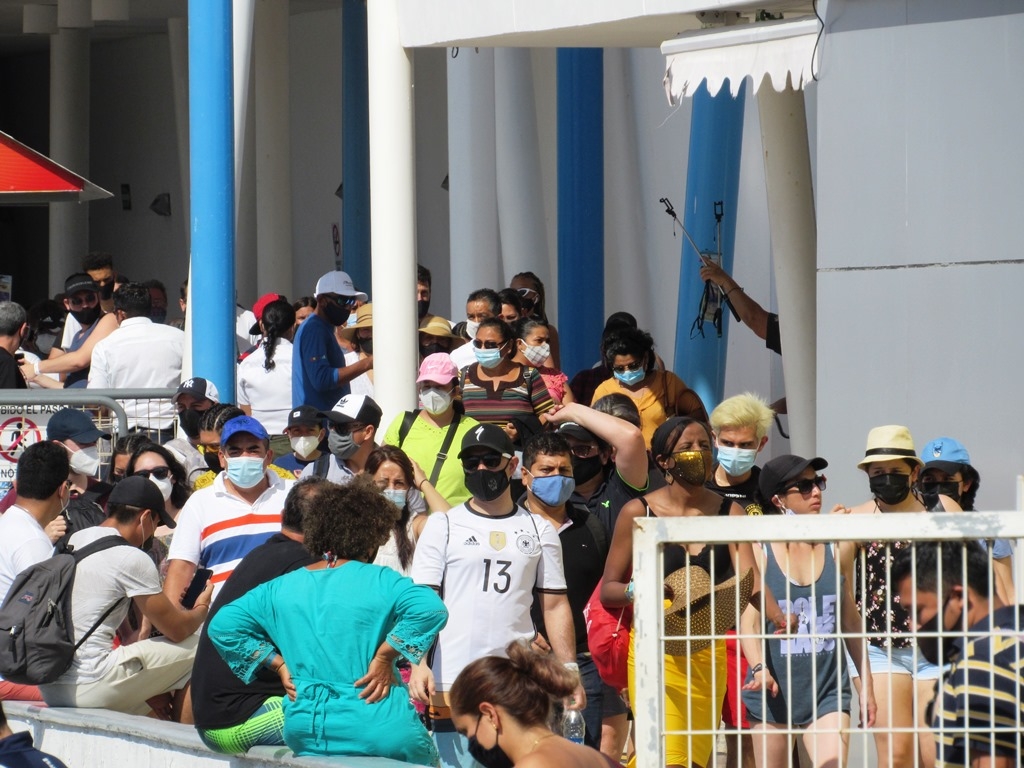 Los pasajeros comenzaron a enfilarse sin respetar la señalética colocada en el suelo para que cada usuario mantenga la distancia Los pasajeros comenzaron a enfilarse sin respetar la señalética colocada en el suelo para que cada usuario mantenga la distancia