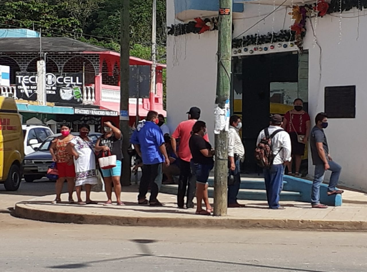 El hombre ayudaba a la gente a retirar su dinero pero quería agarrar la mitad del efectivo que sacaban del cajero El hombre ayudaba a la gente a retirar su dinero pero quería agarrar la mitad del efectivo que sacaban del cajero