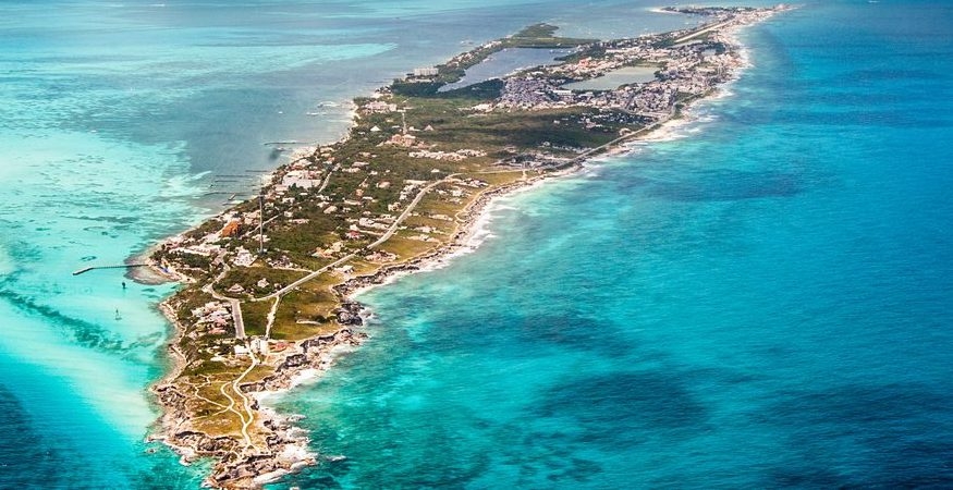 Isla Mujeres se ubica a 6 kilómetros al noreste de Cancún y es un sitio perfecto para los amantes de las actividades acuáticas y extremas