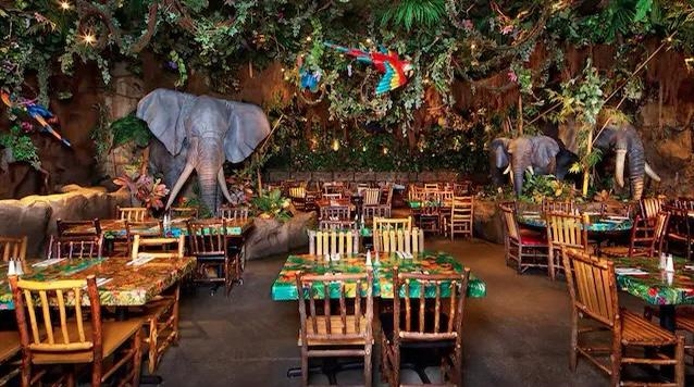 Paredes cubiertas de hojas y árboles rodeaban el restaurante, aunado a ello los robots de animales Paredes cubiertas de hojas y árboles rodeaban el restaurante, aunado a ello los robots de animales