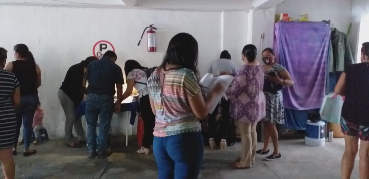 Las ex trabajadoras de las guarderías de la CANACO fueron atendidas de manera improvisada en el estacionamiento de la Junta de Conciliación en Cozumel Las ex trabajadoras de las guarderías de la CANACO fueron atendidas de manera improvisada en el estacionamiento de la Junta de Conciliación en Cozumel