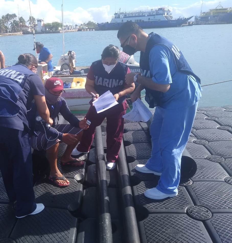 Fueron rescatados de una embarcación, ya que tuvo fallas en su motor y quedaron a la deriva Fueron rescatados de una embarcación, ya que tuvo fallas en su motor y quedaron a la deriva