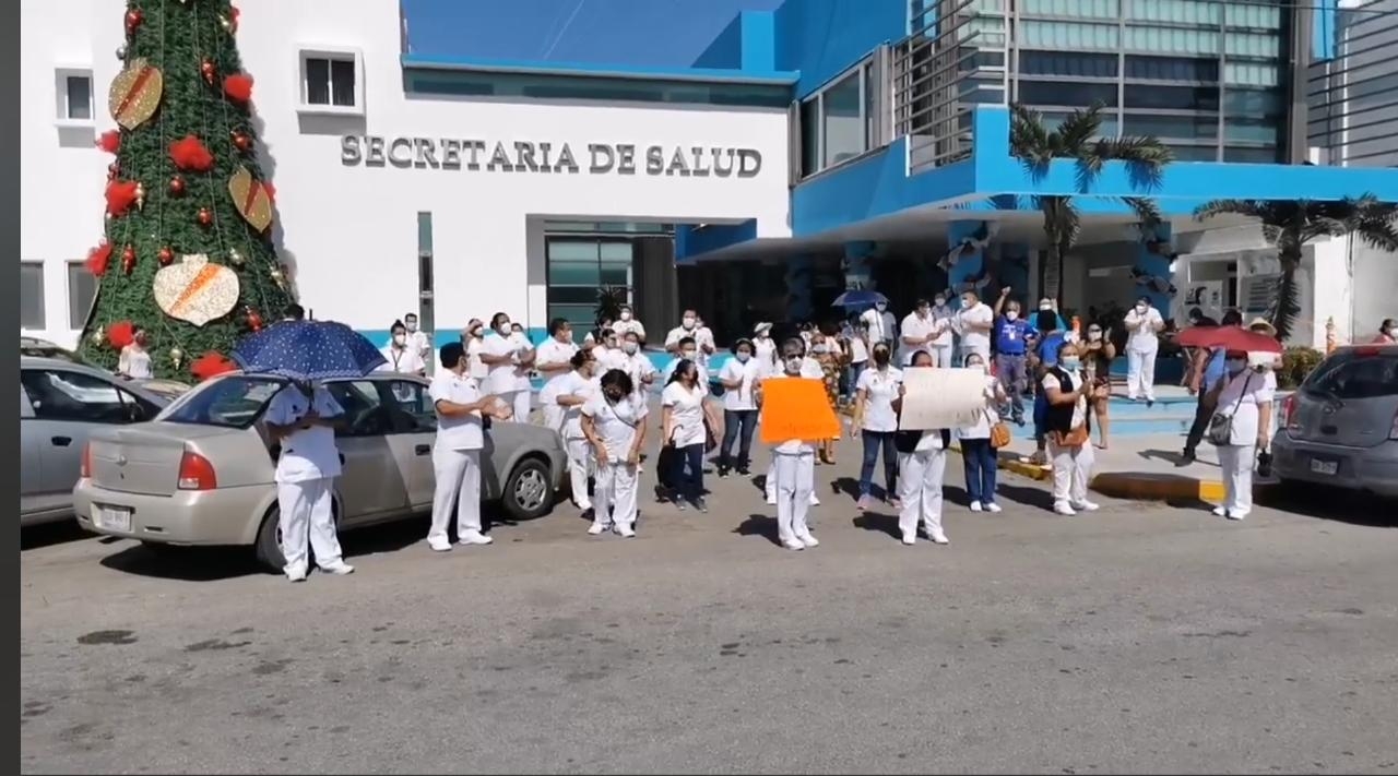 Debido a que sus demandas no fueron escuchadas en el Hospital General, decidieron trasladarse hasta las instalaciones de la secretaría Debido a que sus demandas no fueron escuchadas en el Hospital General, decidieron trasladarse hasta las instalaciones de la secretaría