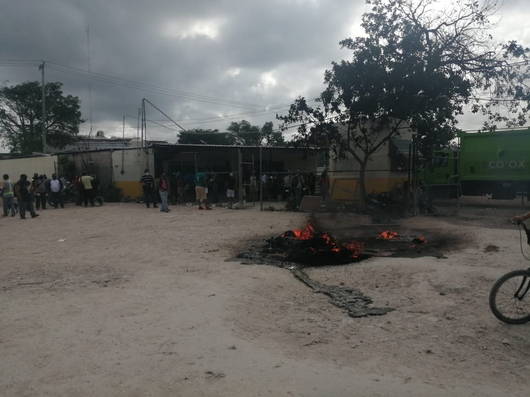 Los inconformes quemaron llantas y contenedores de basura