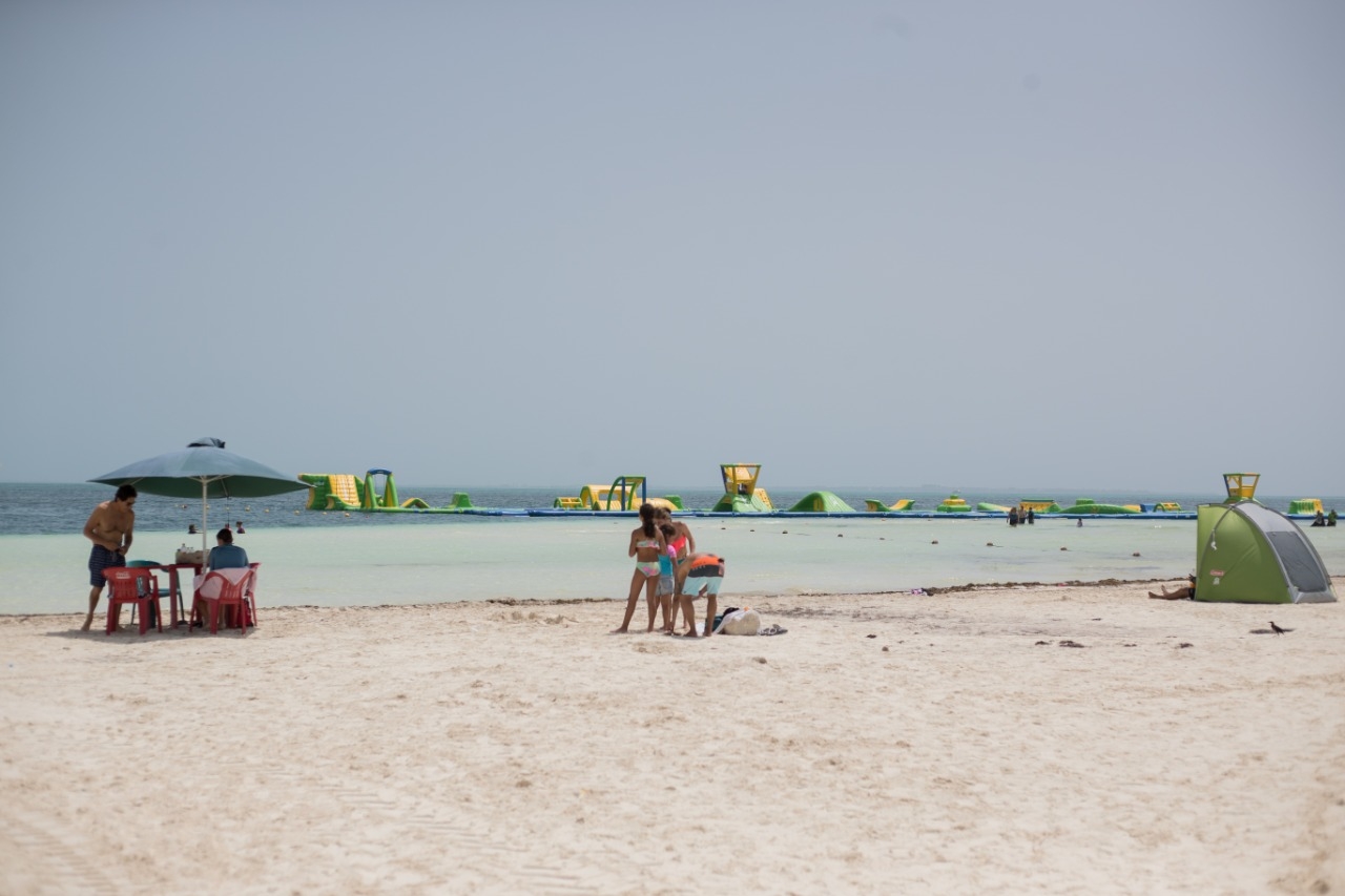 SEMARNAT autorizó los permisos a un parque flotante para operar en una playa de Cancún SEMARNAT autorizó los permisos a un parque flotante para operar en una playa de Cancún