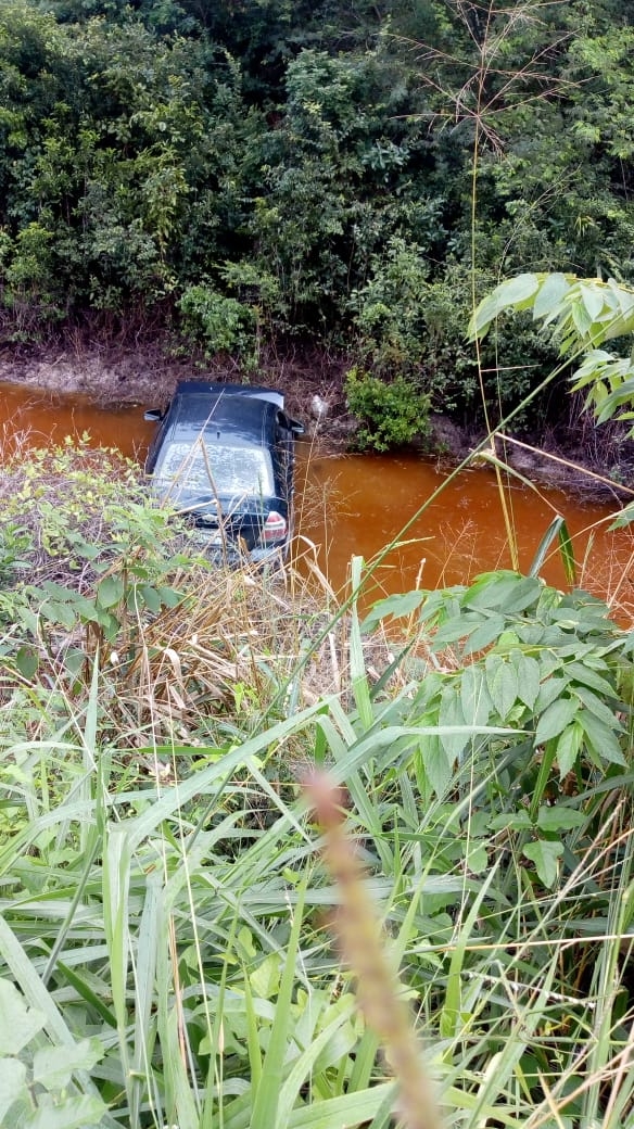 El vehículo color azul se salió de la carretera; al parecer el conductor del carro perdió el control del mismo