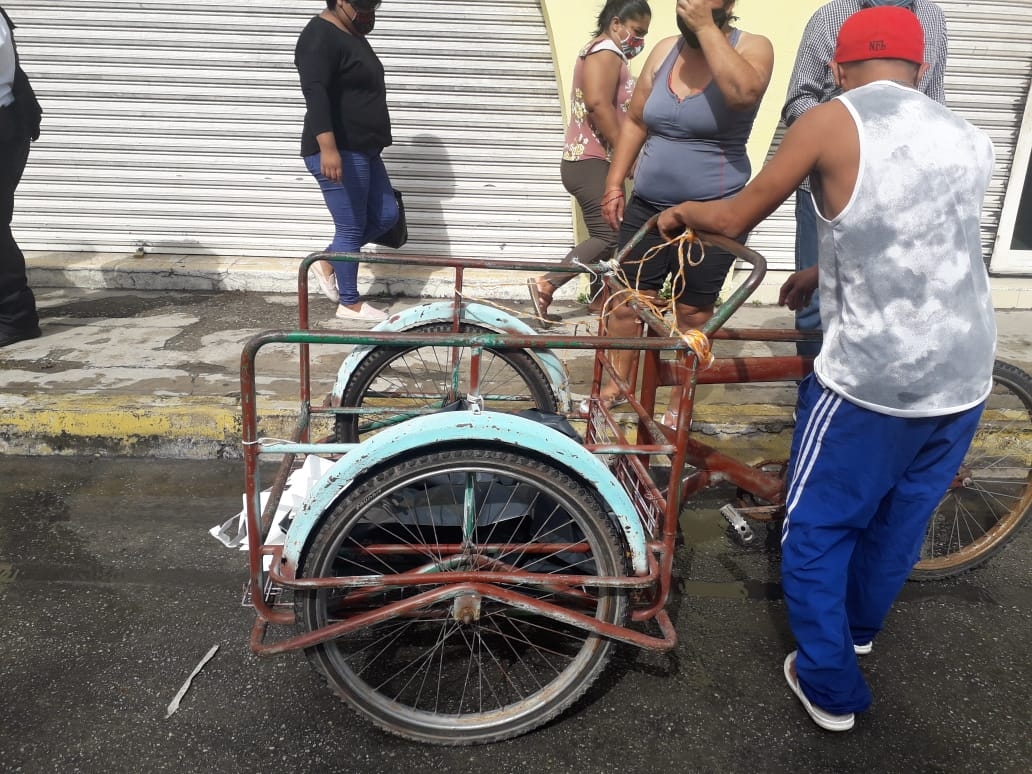 La conductora del triciclo sólo recibió leves golpes, no pasó del susto; no tuvo que ser hospitalizada. La conductora del triciclo sólo recibió leves golpes, no pasó del susto; no tuvo que ser hospitalizada.