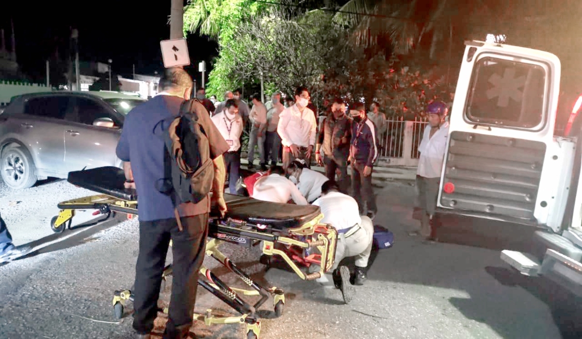 La mujer lesionada fue estabilizada por paramédicos y trasladada al hospital. La mujer lesionada fue estabilizada por paramédicos y trasladada al hospital.