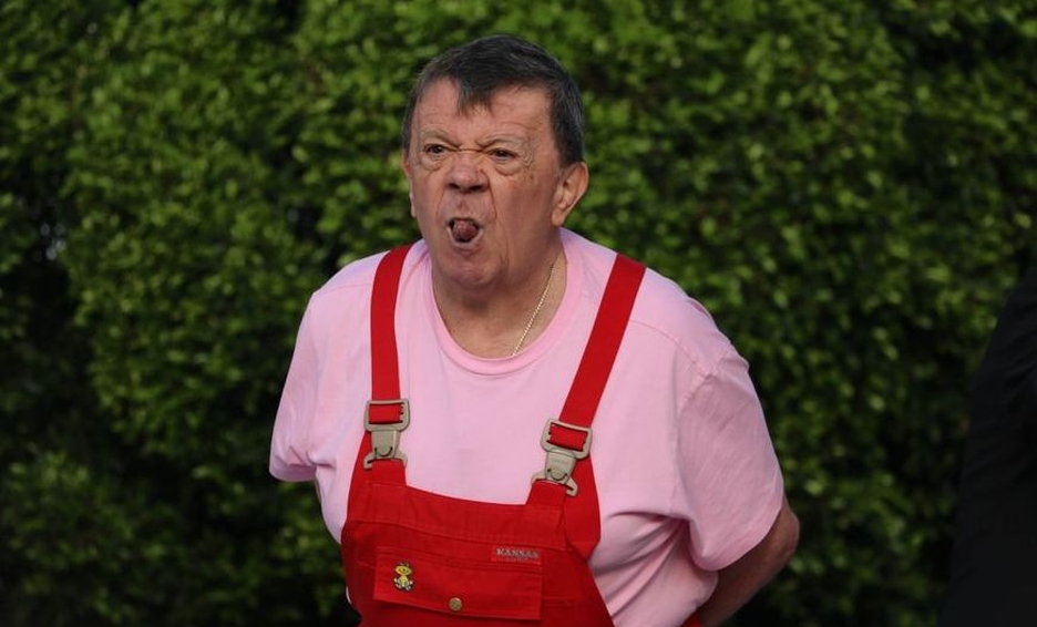 A unas horas de que llegue la Navidad, se ha viralizado el épico momento en el que Chabelo rompió el cólera al ser cuestionado sobre el festejo que tendría en esta noche especial A unas horas de que llegue la Navidad, se ha viralizado el épico momento en el que Chabelo rompió el cólera al ser cuestionado sobre el festejo que tendría en esta noche especial