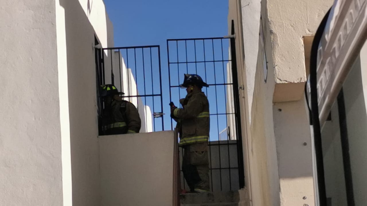 Las llamas provocaron una humareda en el interior de una casa habitación localizada en un segundo piso Las llamas provocaron una humareda en el interior de una casa habitación localizada en un segundo piso