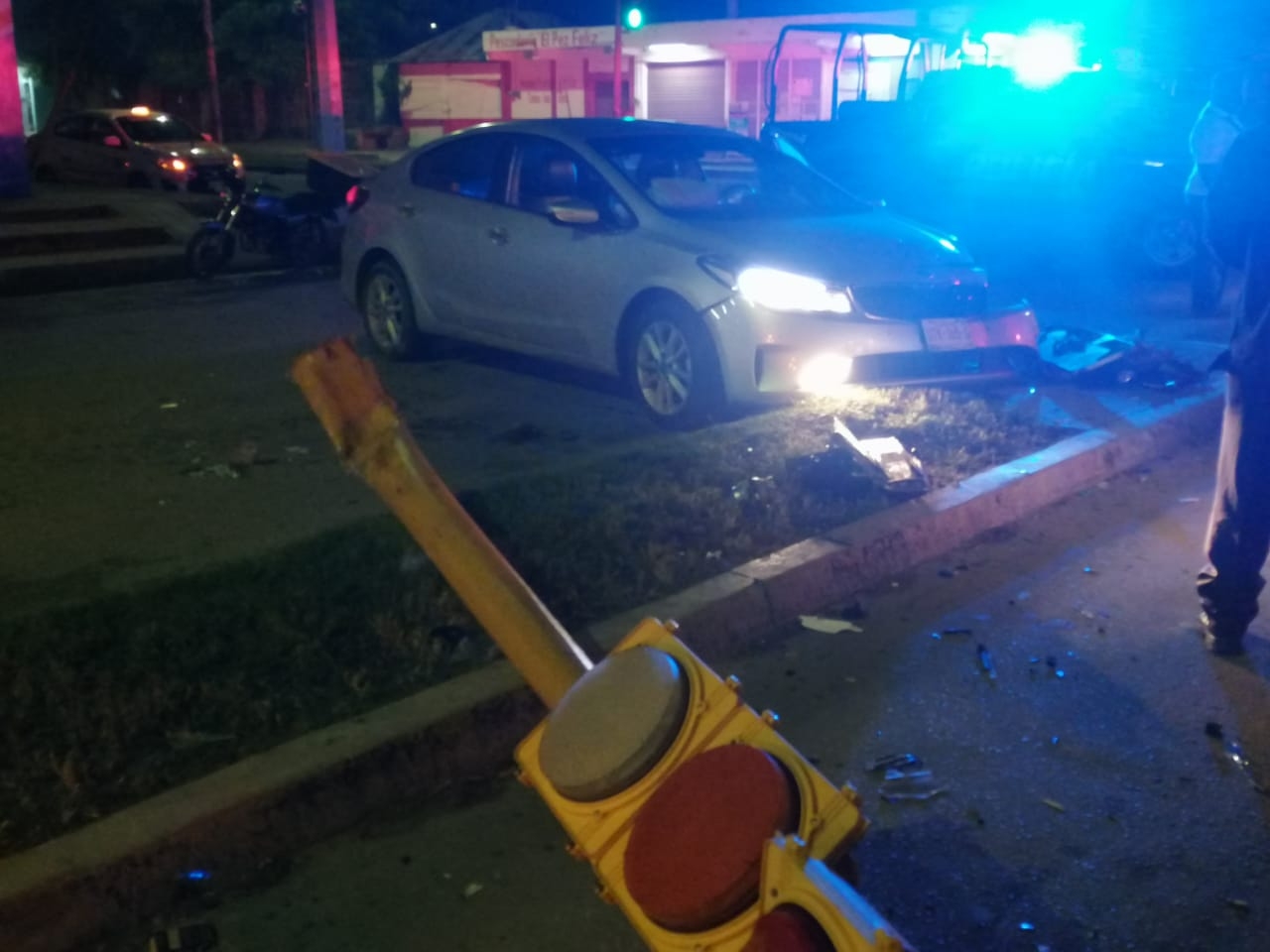 El poste de semáforo se vino hacia abajo, quedando completamente destruido El poste de semáforo se vino hacia abajo, quedando completamente destruido