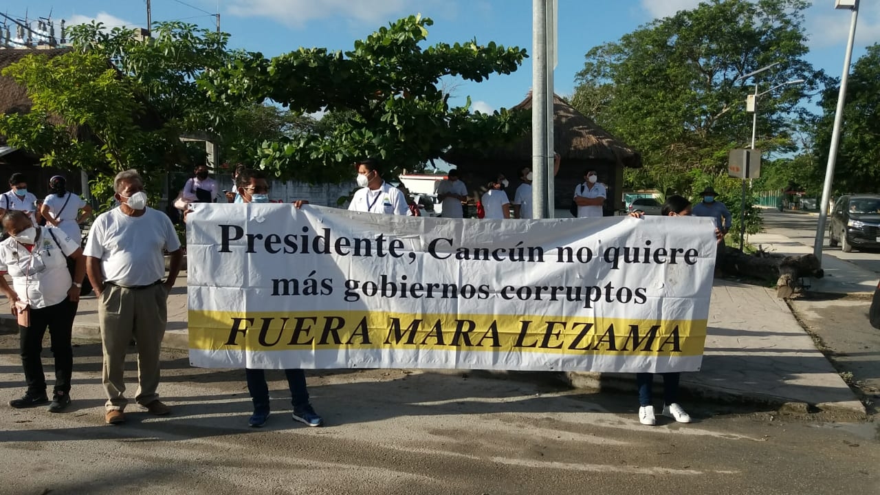 Los manifestantes buscaron acercarse al mandatario federal para entregarle los documentos con las peticiones Los manifestantes buscaron acercarse al mandatario federal para entregarle los documentos con las peticiones
