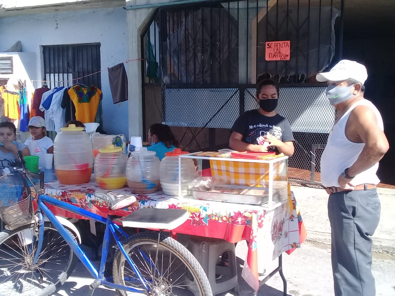 Los puestos ambulantes instalados en colonias como la Colosio, acapararon la atención de los transeúntes Los puestos ambulantes instalados en colonias como la Colosio, acapararon la atención de los transeúntes