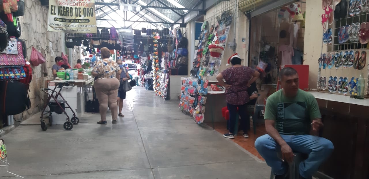 En el mercado municipal de Cozumel se ve la poca afluencia de personas a comprar productos