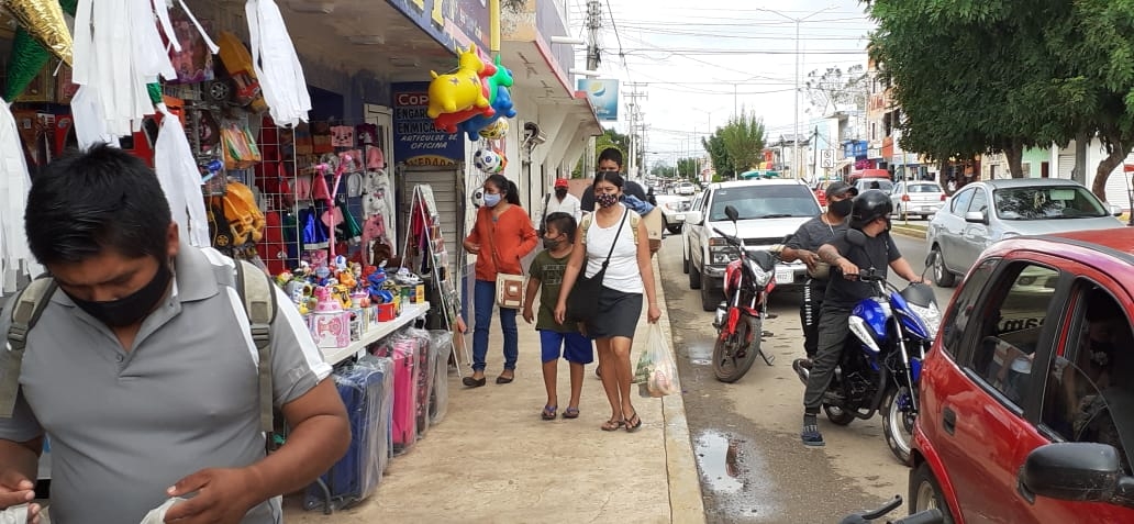 El tramo entre el parque y el mercado municipal es la zona más concurrida por la gente