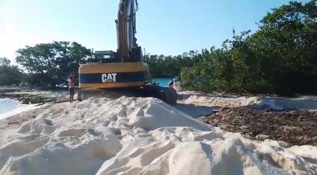 Así se veían las excavadoras dentro Puerto Aventuras en Playa del Carmen Así se veían las excavadoras dentro Puerto Aventuras en Playa del Carmen
