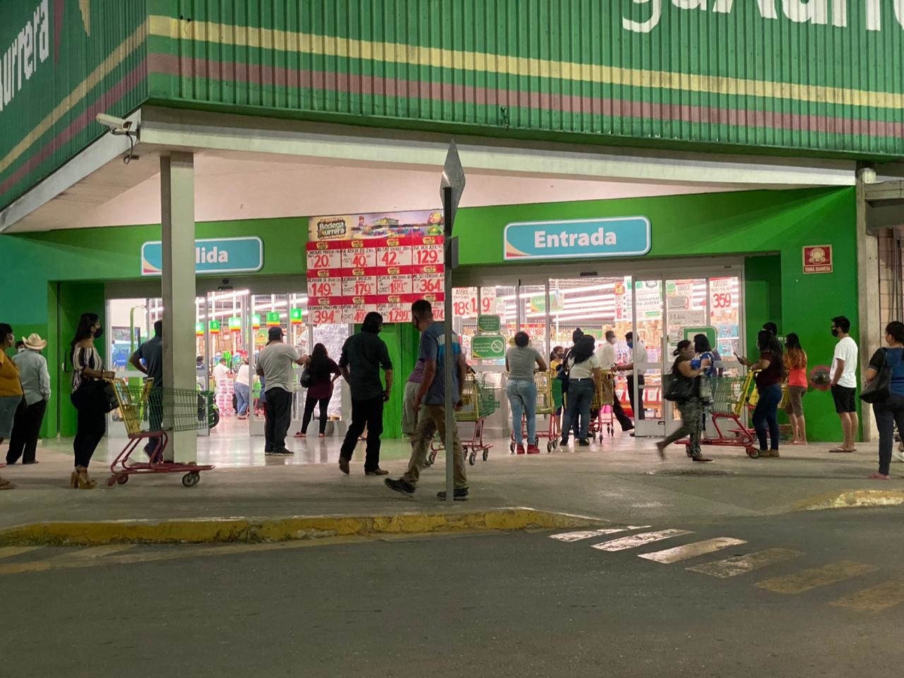 El aumento de compradores provocó que no se cumplan en su totalidad los protocolos COVID-19 El aumento de compradores provocó que no se cumplan en su totalidad los protocolos COVID-19