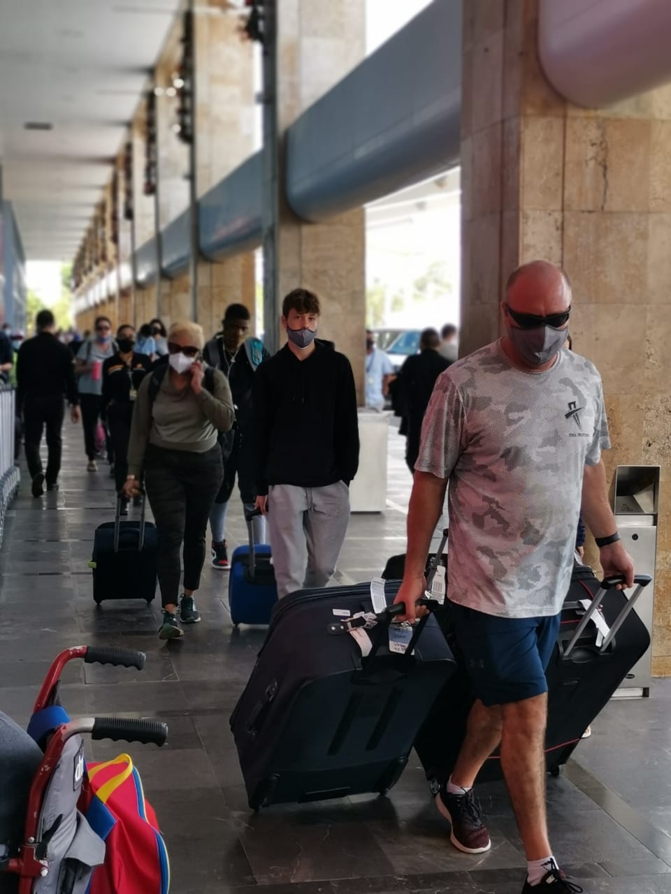 El Aeropuerto Internacional de Cancún hoy luce lleno de turistas que llegan o regresan a sus hogares para Navidad