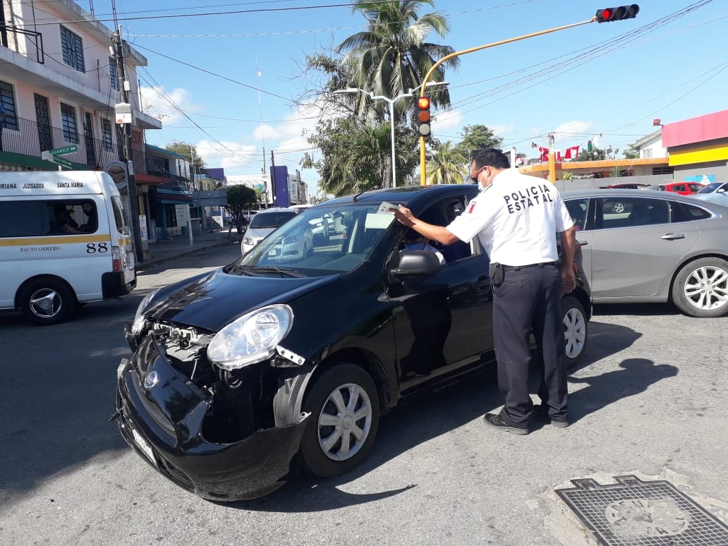Por pasarse el alto, un taxi chocó en el costado izquierdo a otro automóvil Por pasarse el alto, un taxi chocó en el costado izquierdo a otro automóvil