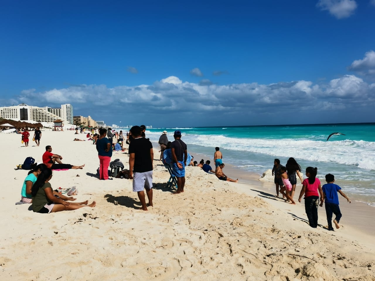 Al no haber personal en accesos a la playa, personas aprovecharon para entrar sin medidas sanitarias