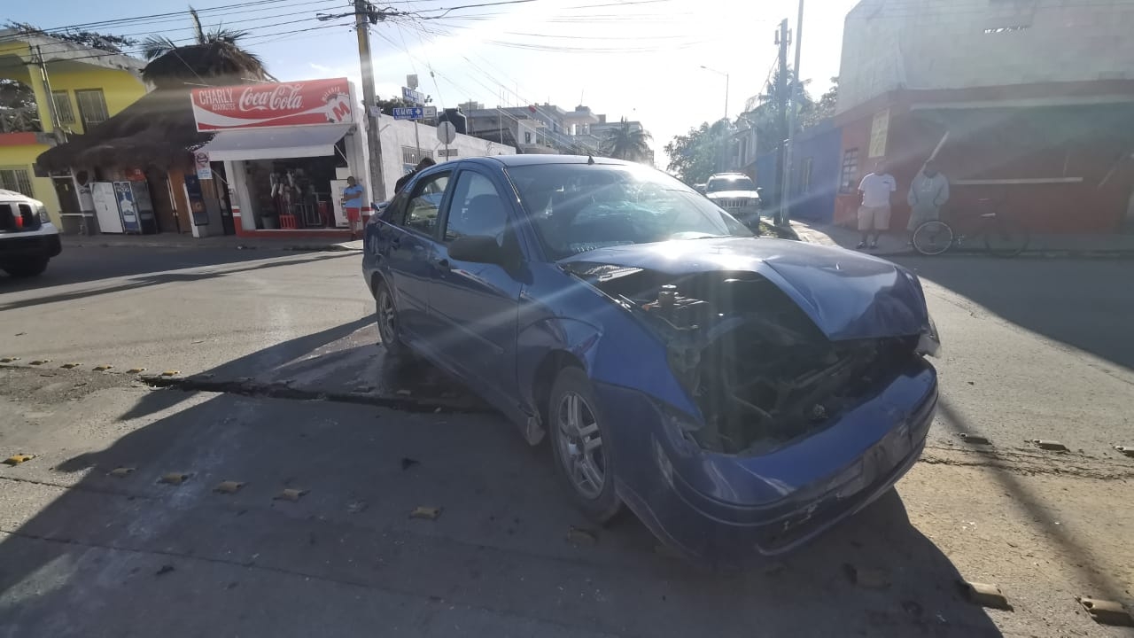 El auto donde viajaba la familia quedó severamente dañado tras el choque El auto donde viajaba la familia quedó severamente dañado tras el choque