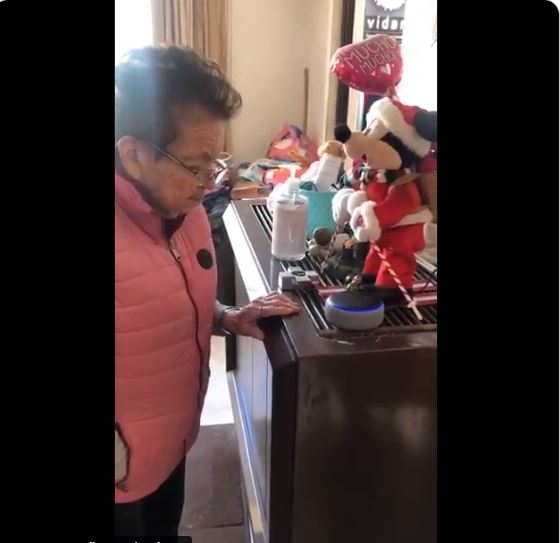 Abuelita pide por favor a Alexa canciones de Agustín Lara