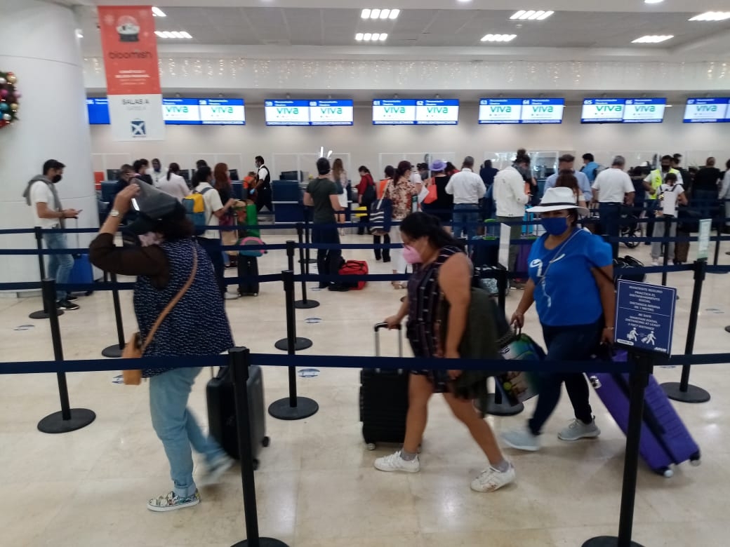 Este martes 29 de diciembre se ve afluencia de gente en el Aeropuerto de Cancún