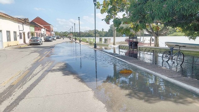 El agua sobrepasó los costales que protegían la zona del Malecón. El agua sobrepasó los costales que protegían la zona del Malecón.