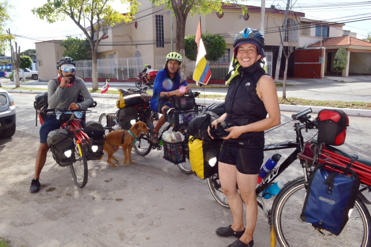 Cicloviajeros colombianos recorren Campeche para volver a su país