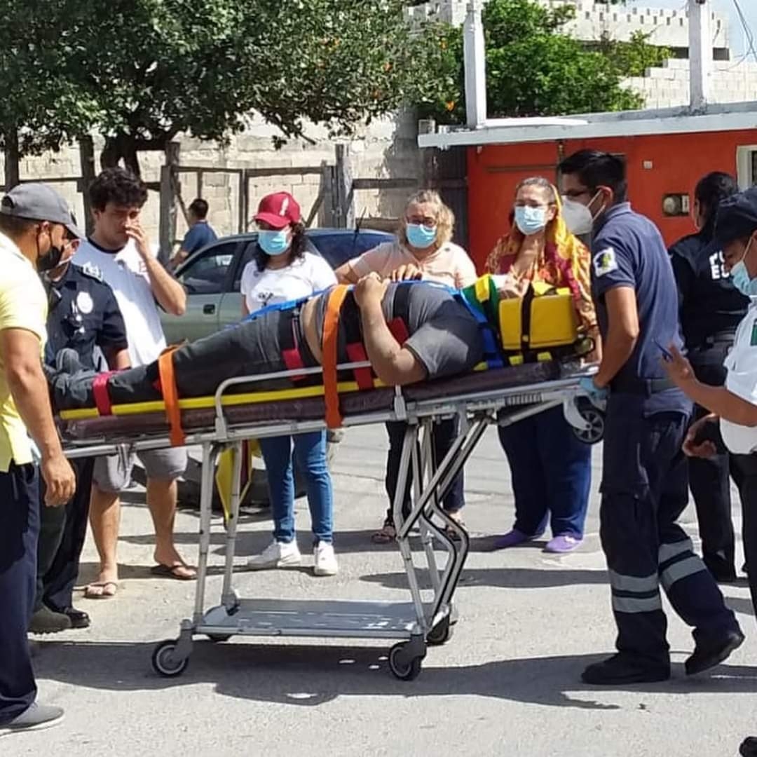 La mujer se pasó el alto y chocó directamente con el motociclista