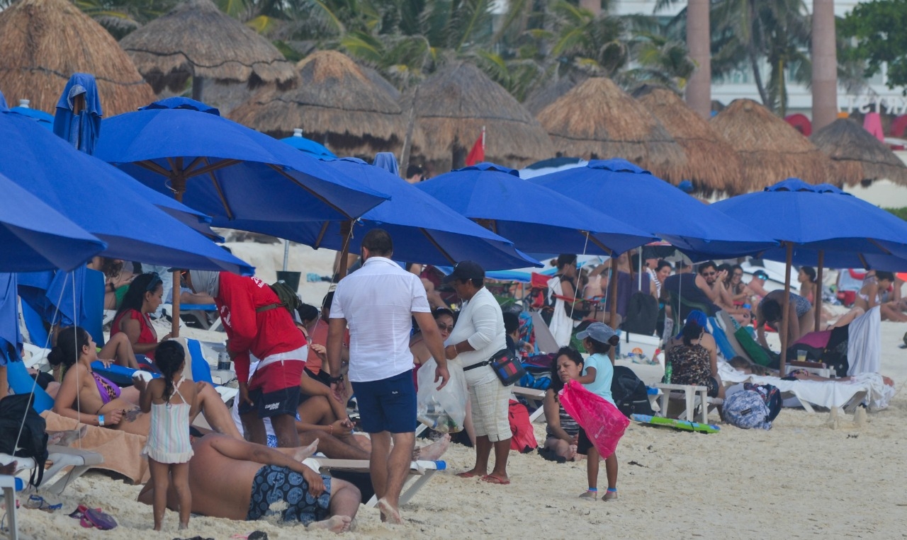 En los arenales se observaron familias completas, grupos de amigos, parejas e incluso bañistas solitarios En los arenales se observaron familias completas, grupos de amigos, parejas e incluso bañistas solitarios